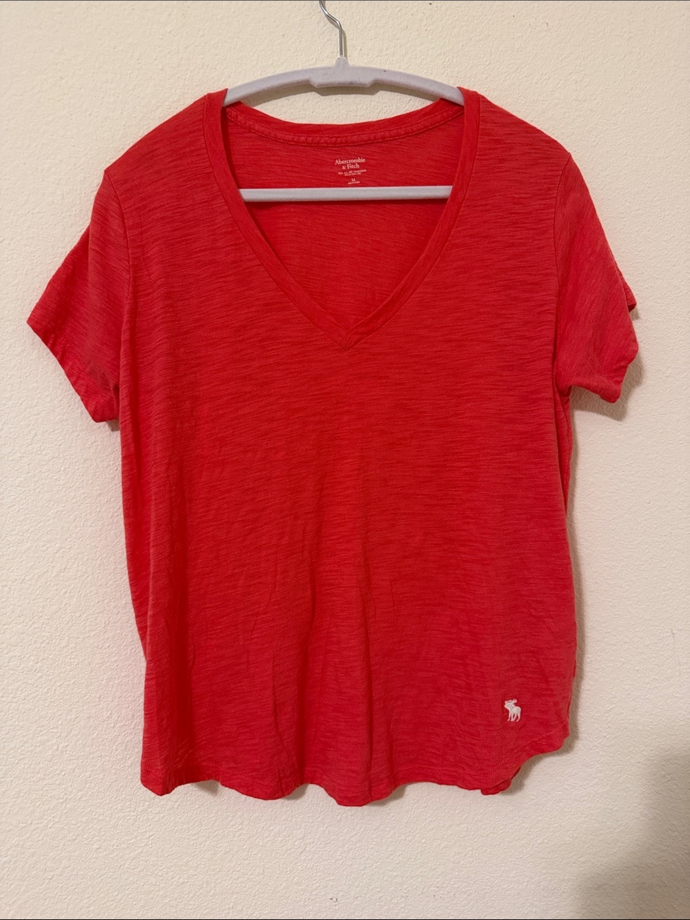 Abercrombie & fitch size medium pink short sleeve v-neck t-shirt